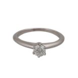 TIFFANY & CO Solitärring mit Brillant ca. 0,39 ct(grav.), FW (F)/VVS, Platin, RW: 51, 20./21. Jh.,