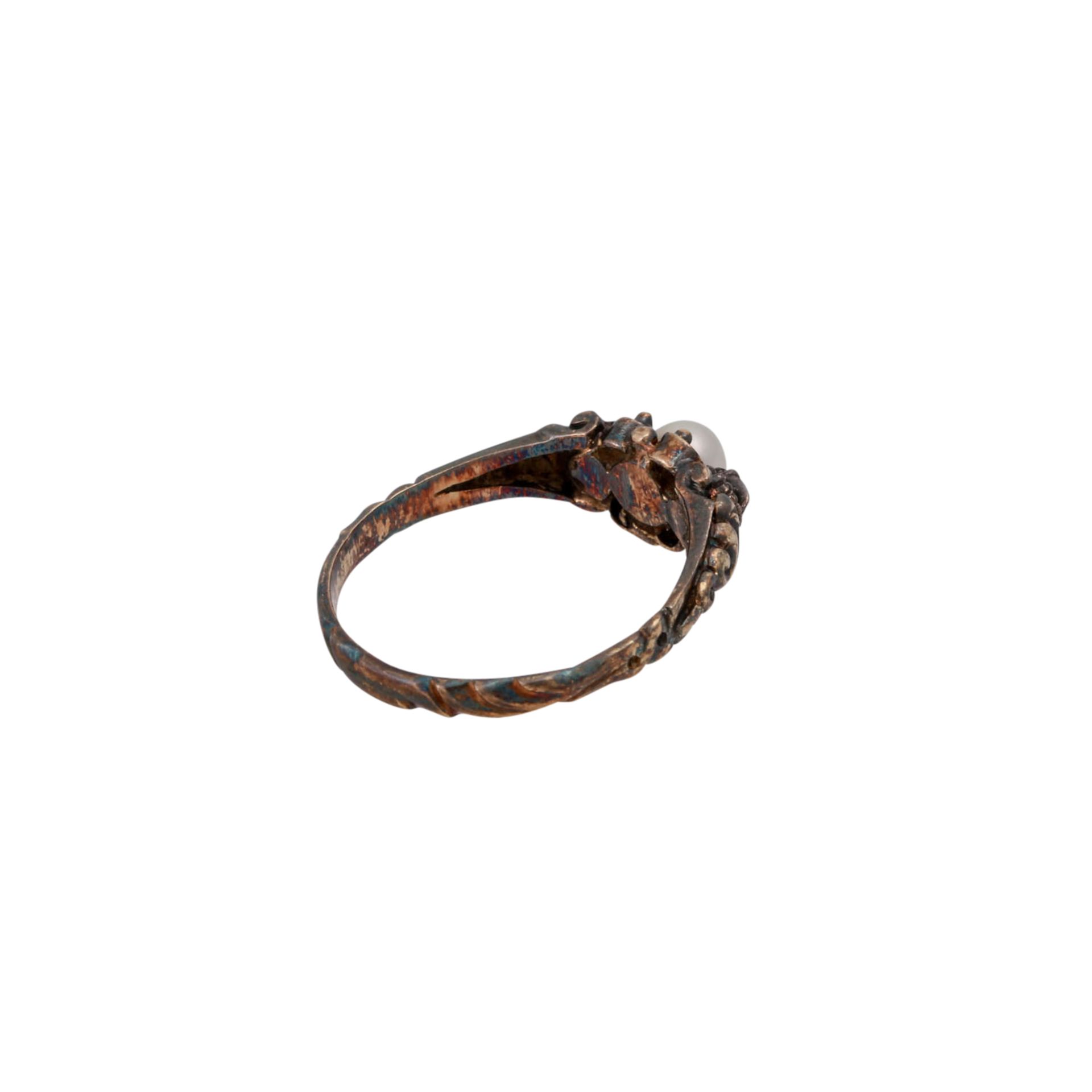Ring mit Perle und Diamantrosen,Zuchtperle ca. 4,4 mm, GG 14K, Fassungen Silber, RW: 56, Mitte 19. - Bild 3 aus 4
