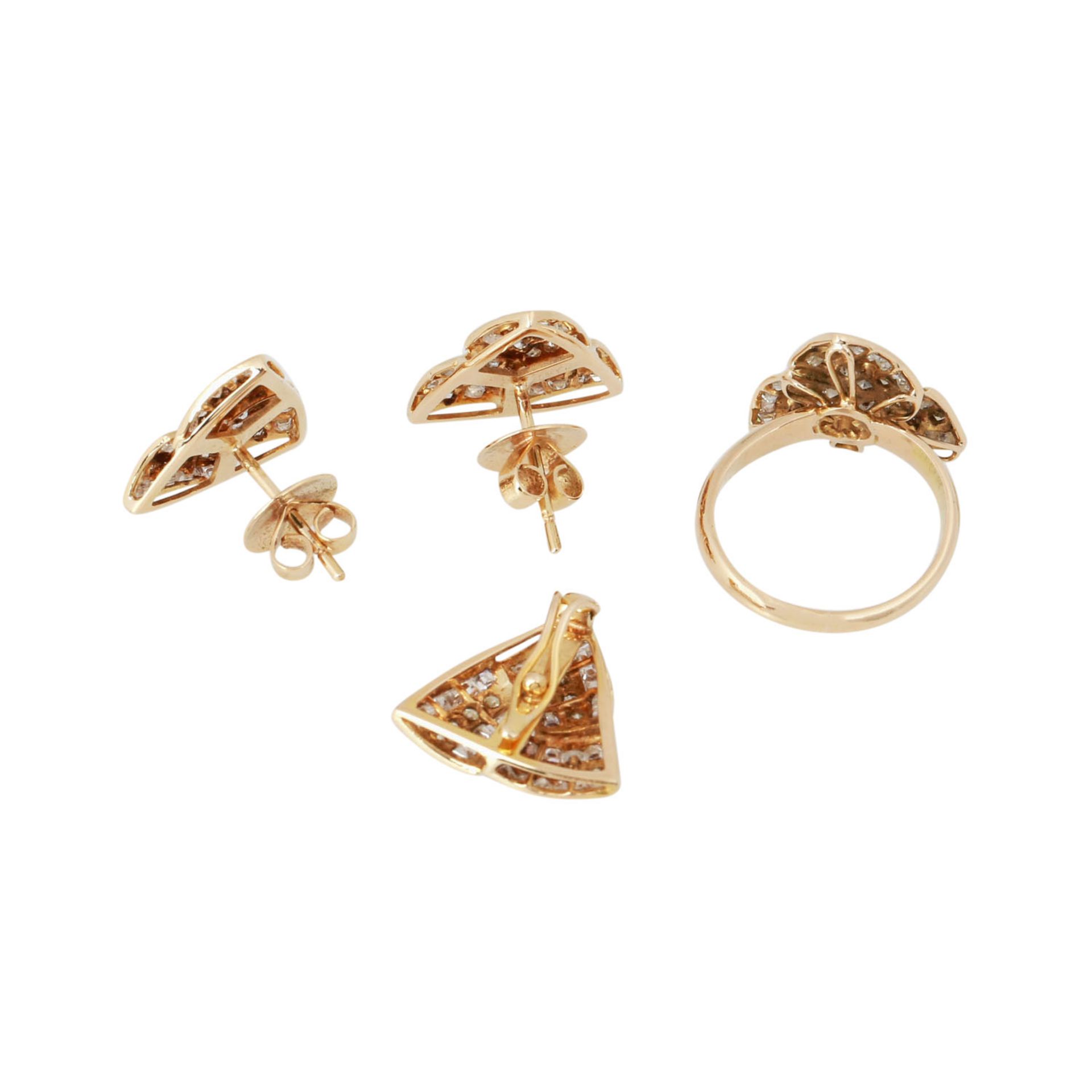 Schmuckset: Ring, Anhänger u. Paar Ohrstecker mit Diamant- Carrées und Brillantenzus. ca. 2,8 ct, - Bild 5 aus 5