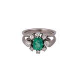 Ring mit Smaragd ca. 0,78 ct,umrahmt von Brillanten zus. ca. 0,60 ct, WEIß-GW (H- L)/VS-P1, WG