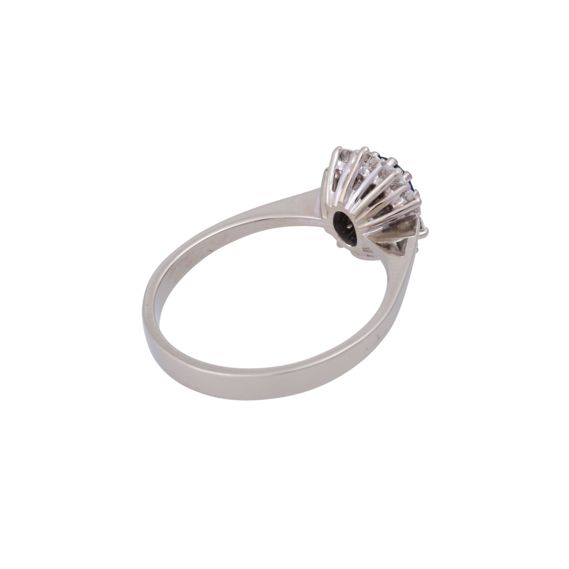 Ring mit Saphir und Brillantenvon zus. ca. 0,4 ct, gute Farbe u. Reinheit, Saphir ca. 1 ct, WG - Bild 3 aus 4