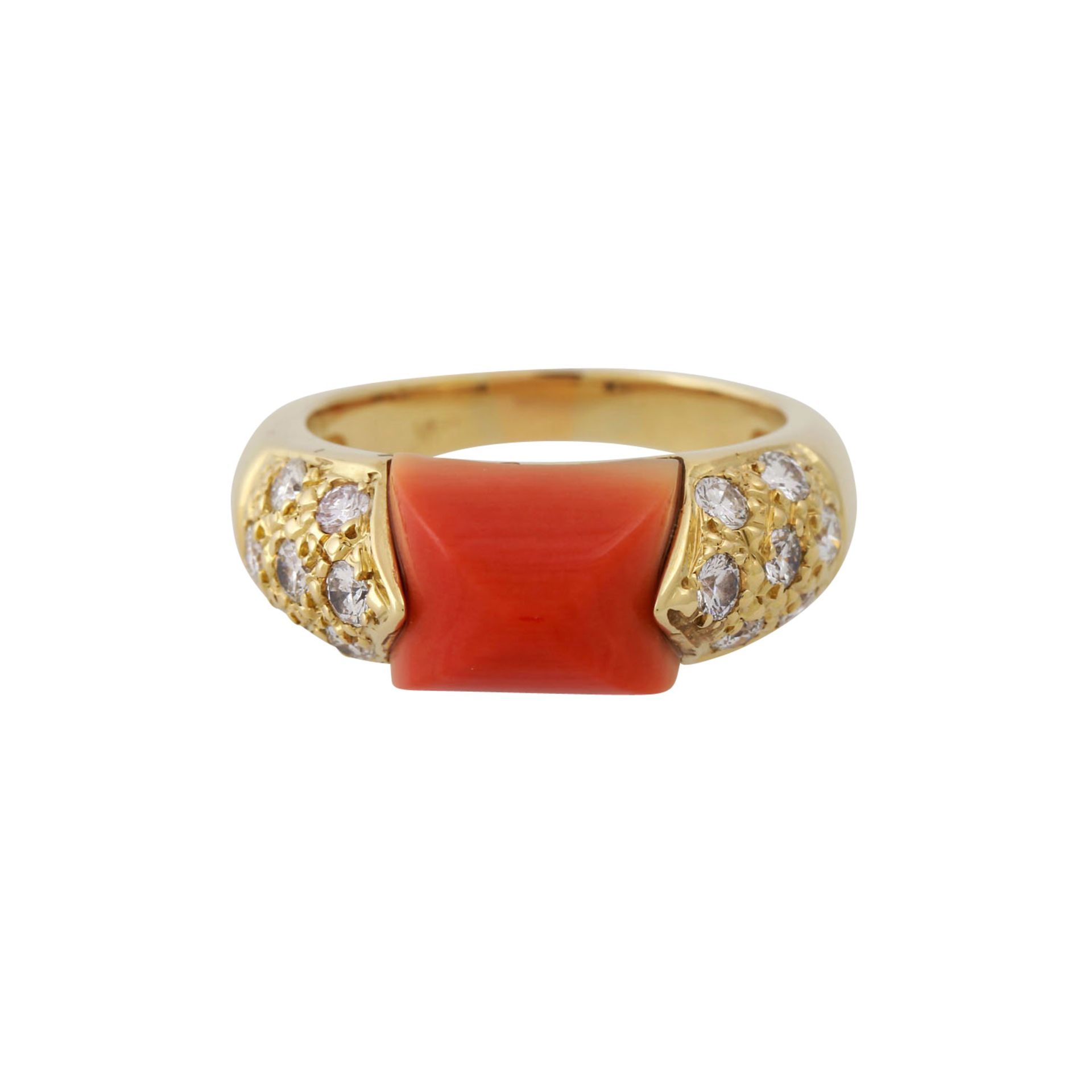 Ring mit Koralle flankiert von 14 Brillanten, zus. ca. 0,6 ct,