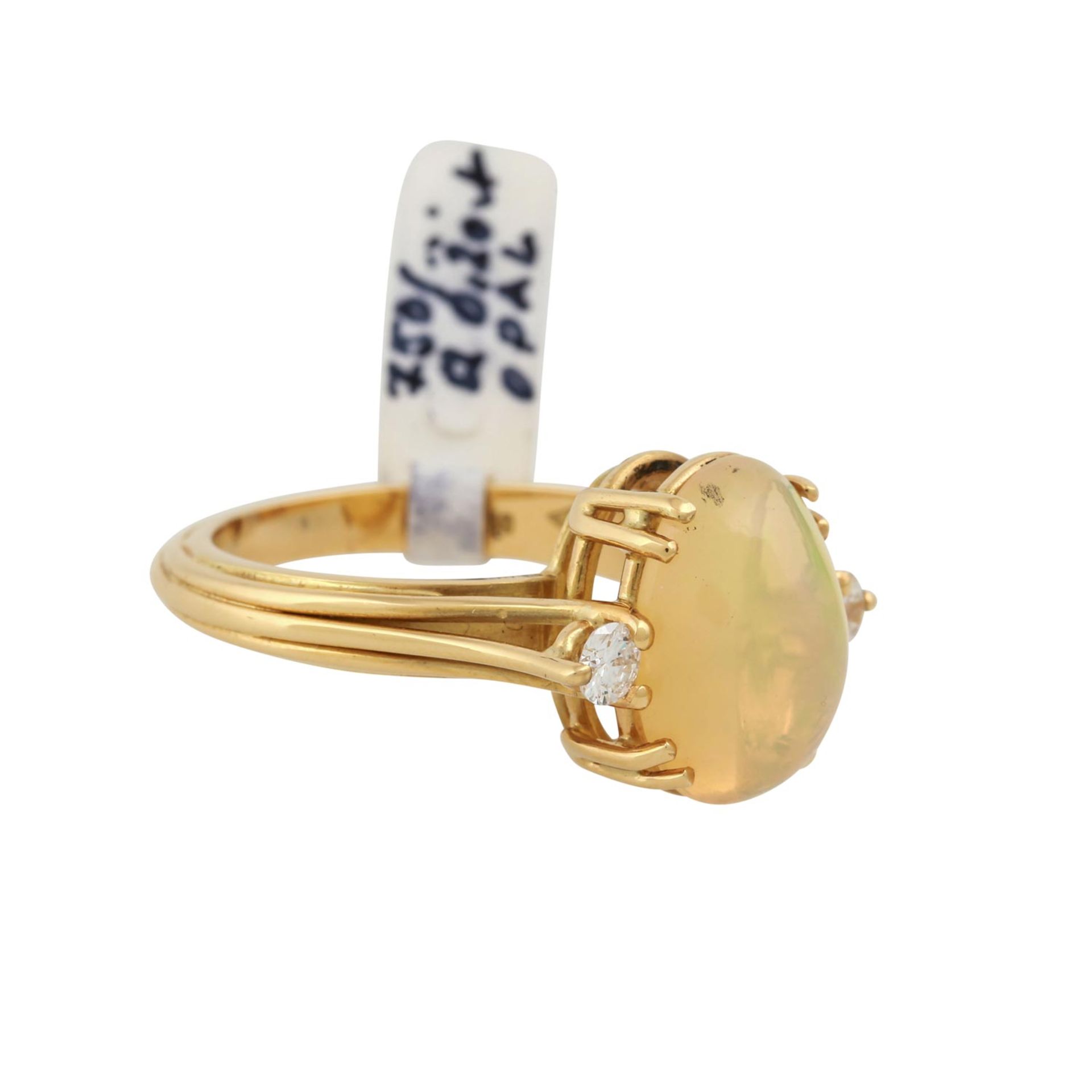 Ring mit ovalem Opal, flankiert von 2 Brillanten, zus. ca. 0,2 ct,NP: 1.420 €, GG 18K, 6,2 g, RW: