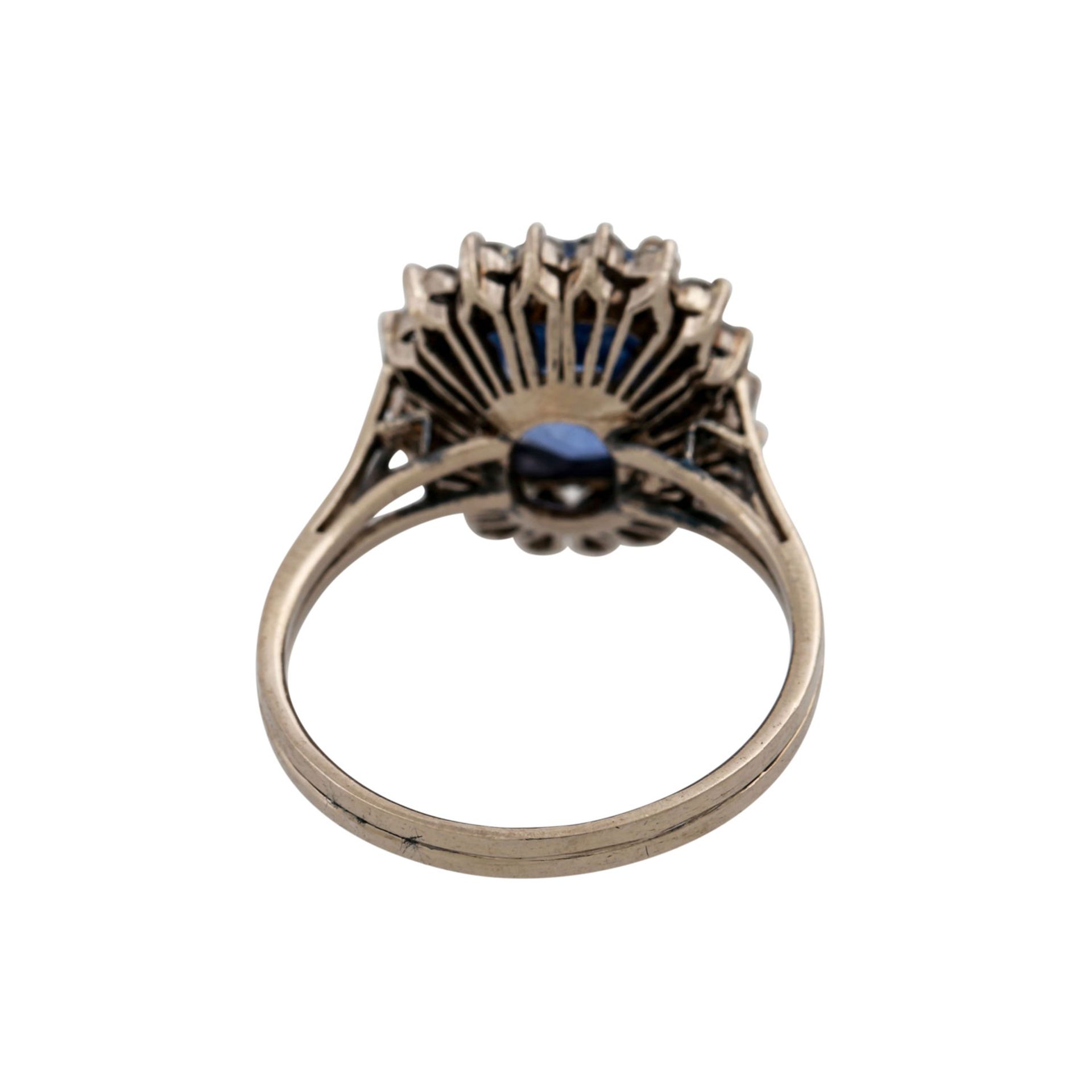 Ring mit Saphir ca. 2,5 ct umrahmt von 18 Brillantenzus. ca. 0,25 ct, WEIß- LGW (H-J)/ P1. WG 14K, - Bild 4 aus 4