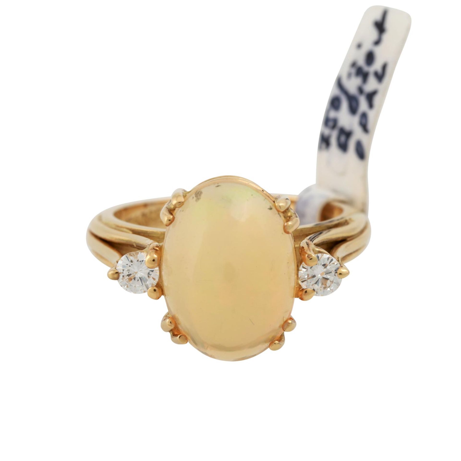 Ring mit ovalem Opal, flankiert von 2 Brillanten, zus. ca. 0,2 ct,NP: 1.420 €, GG 18K, 6,2 g, RW: - Bild 2 aus 4