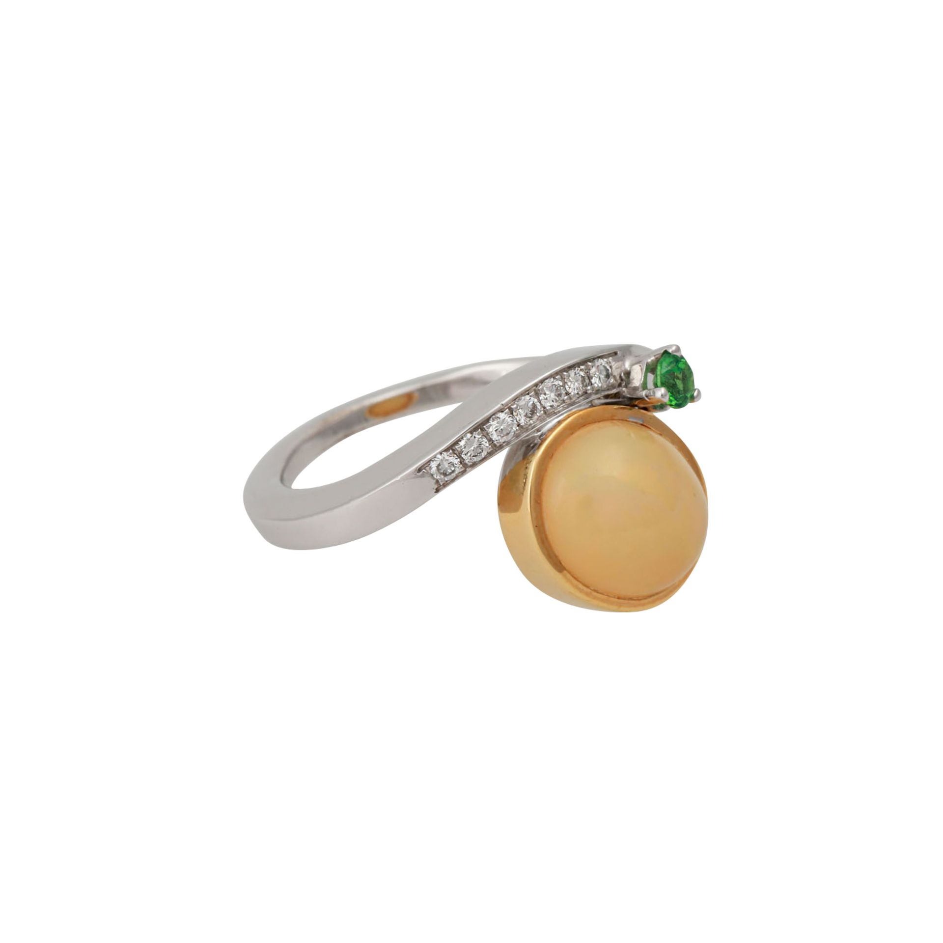 Ring mit ovalem Opal, 7 Brillanten, zus. ca. 0,18 ctund kl. grünem Schmuckstein, NP: 990 €, GG/WG