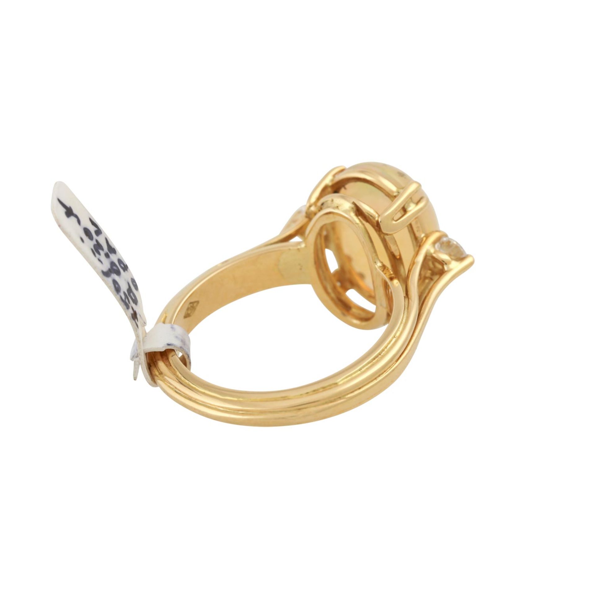 Ring mit ovalem Opal, flankiert von 2 Brillanten, zus. ca. 0,2 ct,NP: 1.420 €, GG 18K, 6,2 g, RW: - Bild 3 aus 4