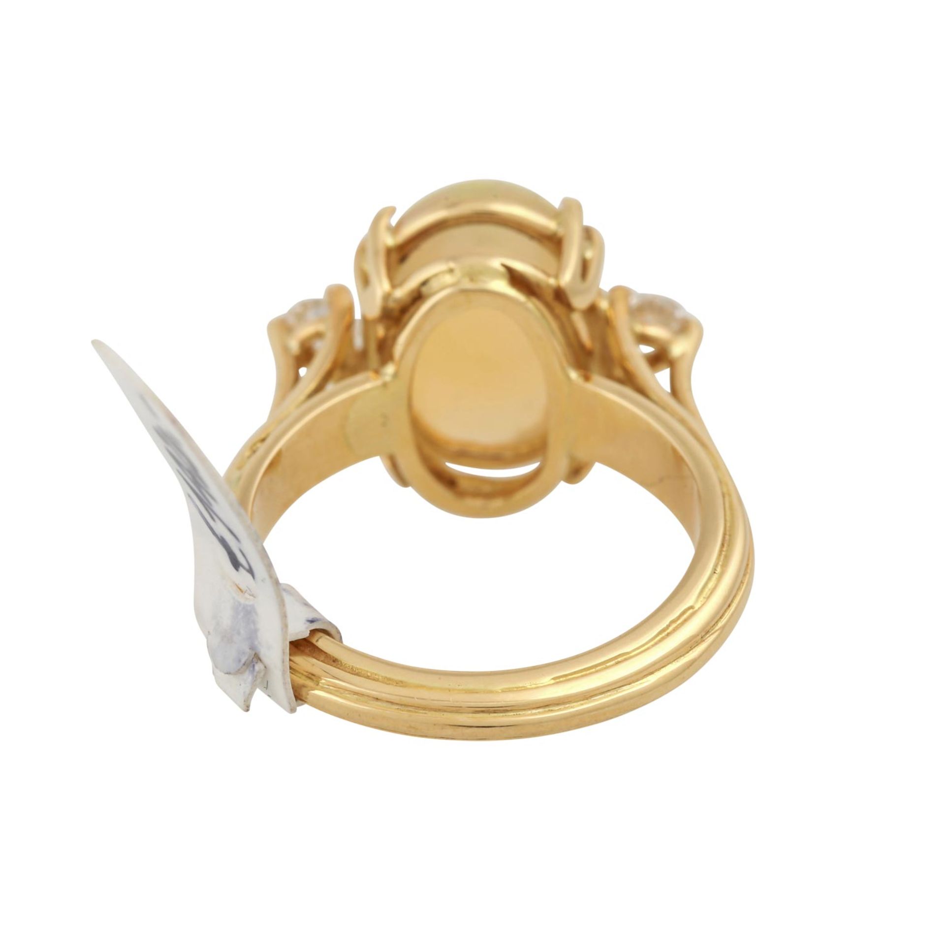 Ring mit ovalem Opal, flankiert von 2 Brillanten, zus. ca. 0,2 ct,NP: 1.420 €, GG 18K, 6,2 g, RW: - Bild 4 aus 4
