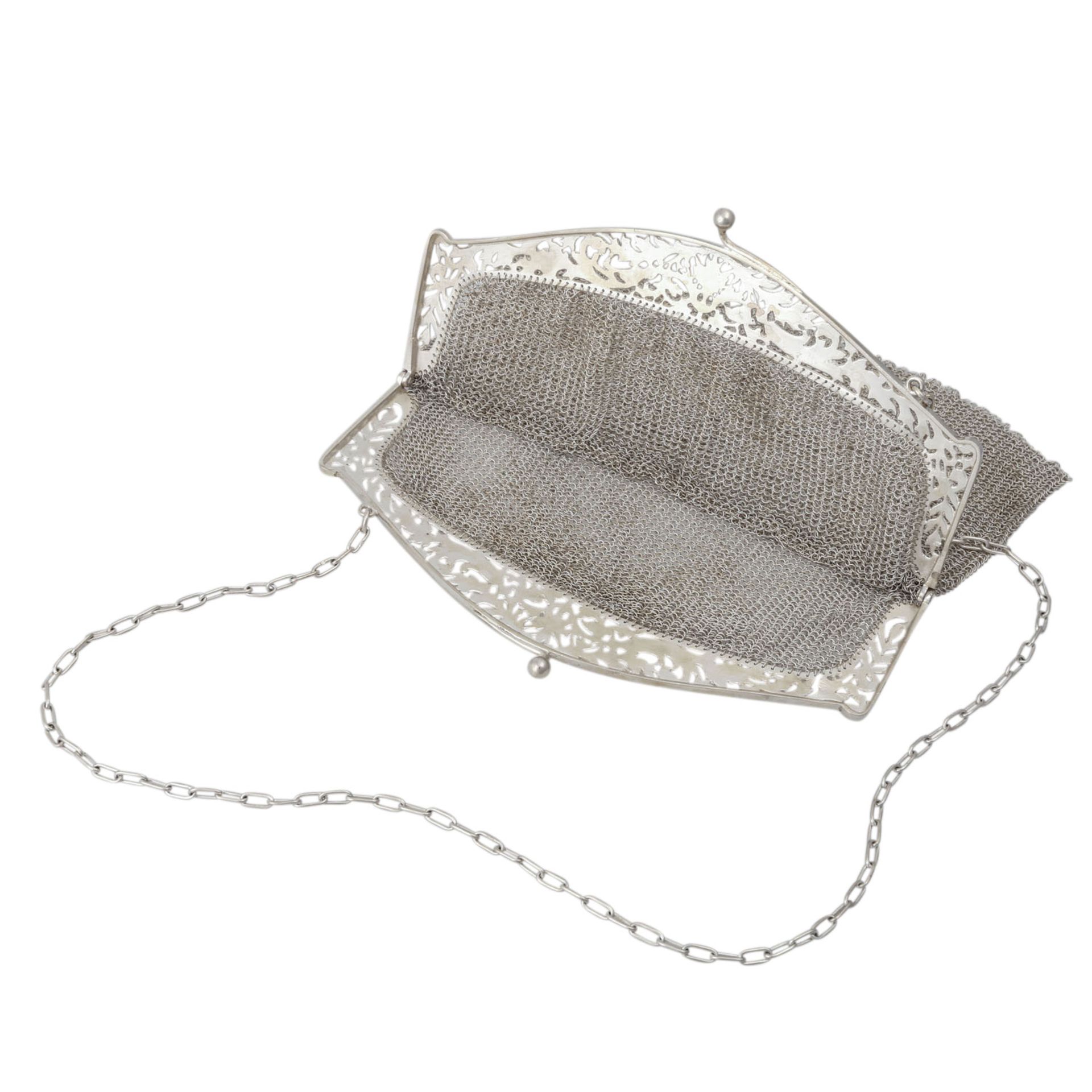 Abendtäschchen aus Silber,Kettengeflecht mit handgraviertem Bügel, 1. H. 20. Jh., Bügel an einer - Bild 4 aus 5