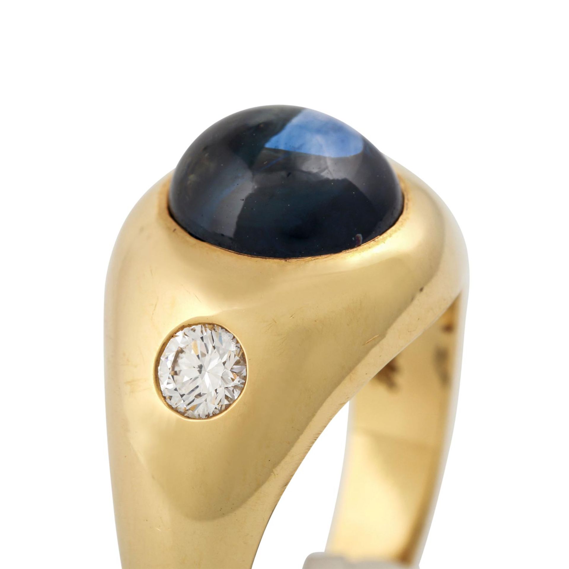 Ring mit ovalem Saphircabochon, ca. 7 ctflankiert von 2 Brillanten, zus. ca. 0,5 ct, FW (F-G)/VVS, - Bild 5 aus 5