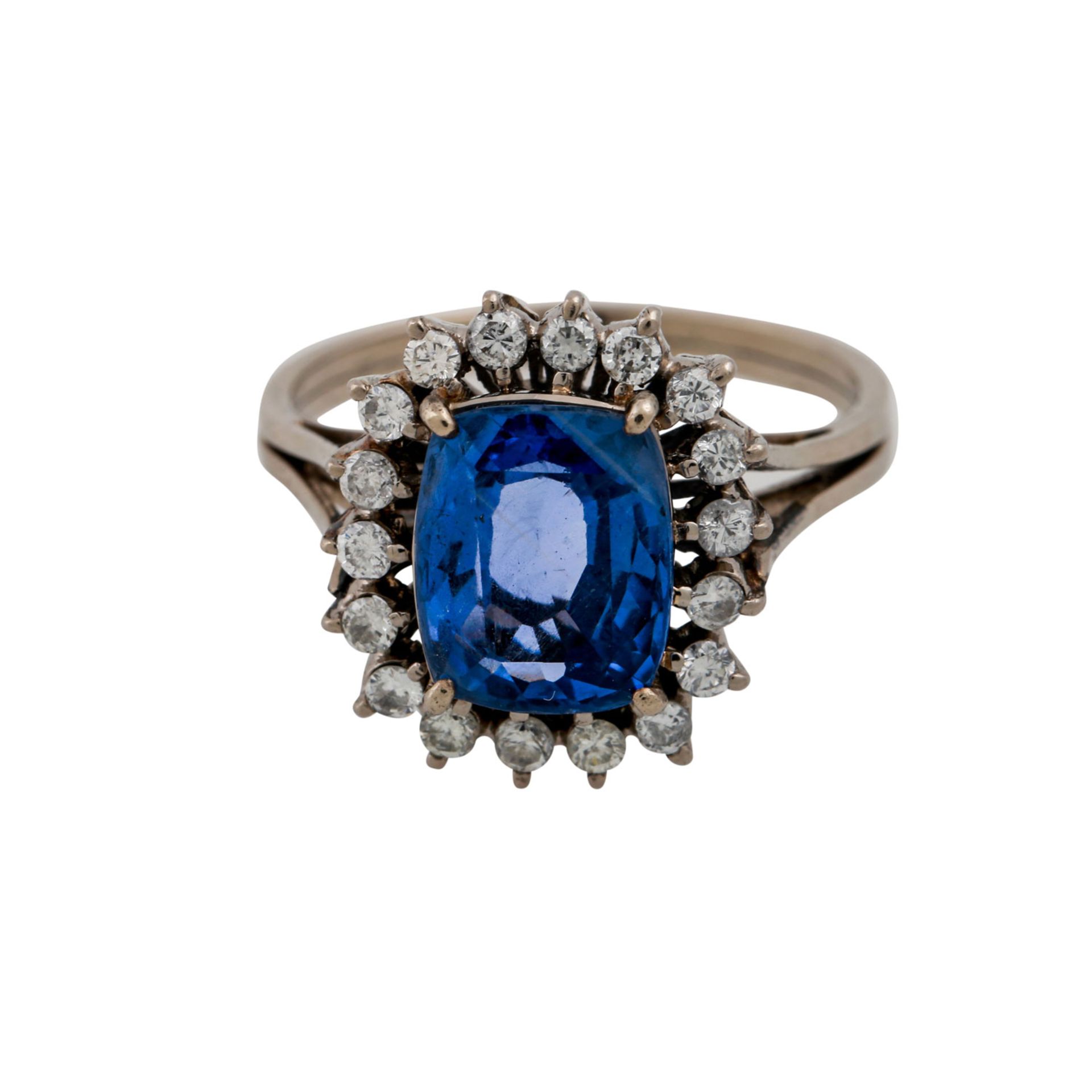 Ring mit Saphir ca. 2,5 ct umrahmt von 18 Brillantenzus. ca. 0,25 ct, WEIß- LGW (H-J)/ P1. WG 14K, - Bild 2 aus 4