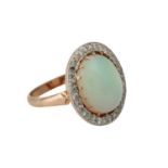 Ring mit ovalem Opal entouriert von Brillanten