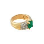 Ring mit Smaragd ca. 2 ct und 48 Prinzessdiamanten, zus. ca. 2,81 ct