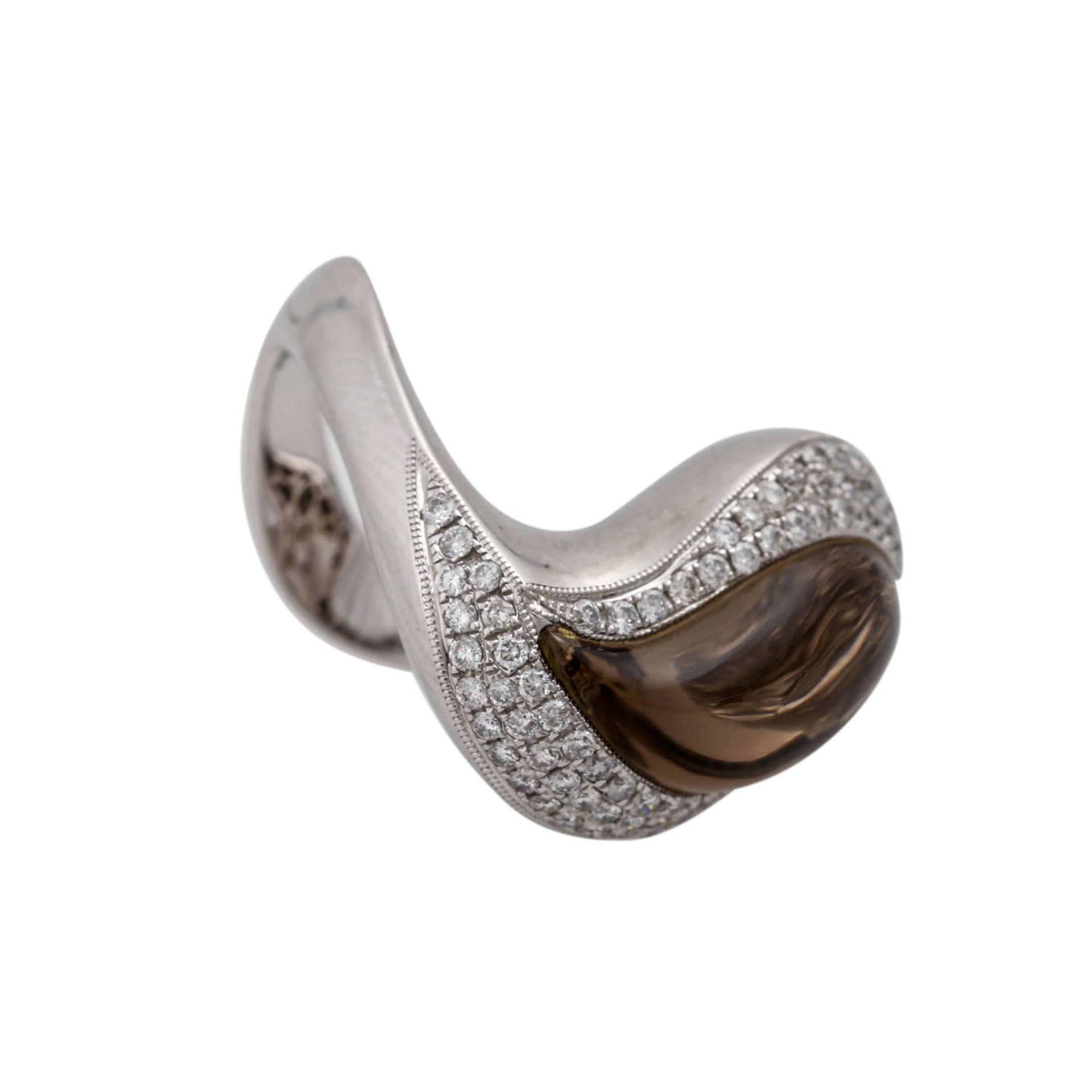 Ring mit Rauchquarzcabochon in Fantasieform und Brillanten von ca. 1 ct,