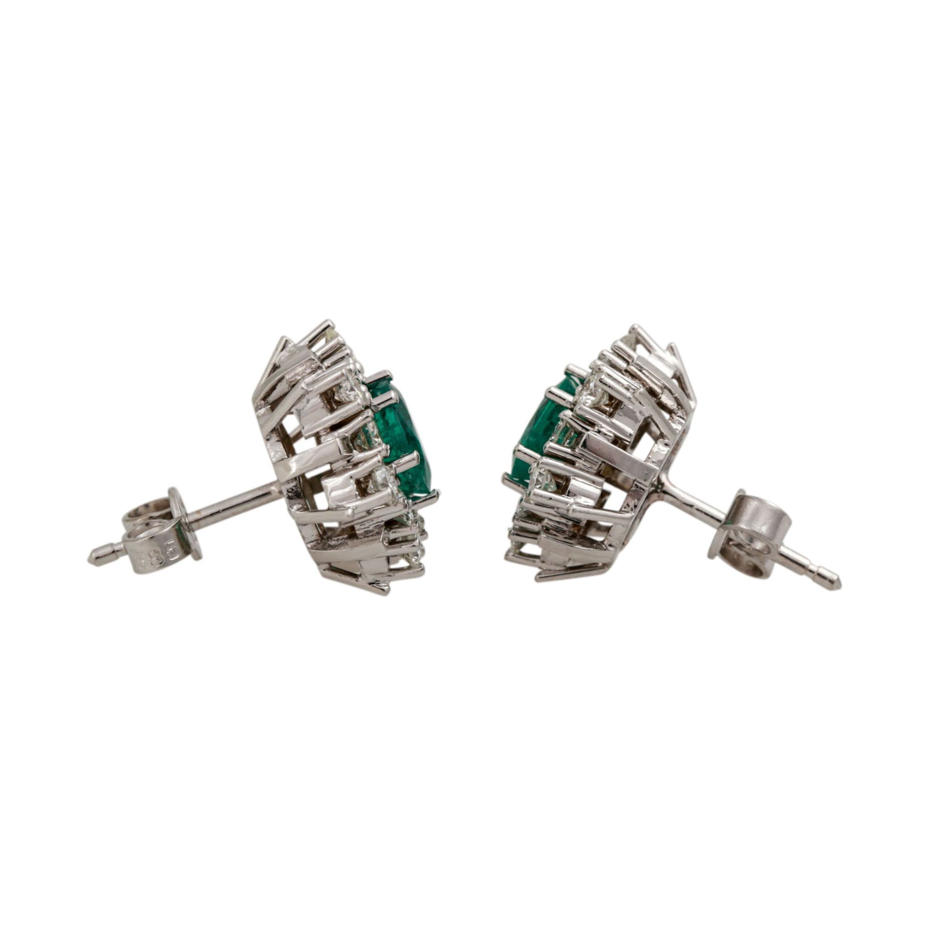 Ohrringe mit Smaragden zus. ca. 1,3 ct und 24 Brillanten, zus. ca. 0,7 ct, - Image 2 of 4