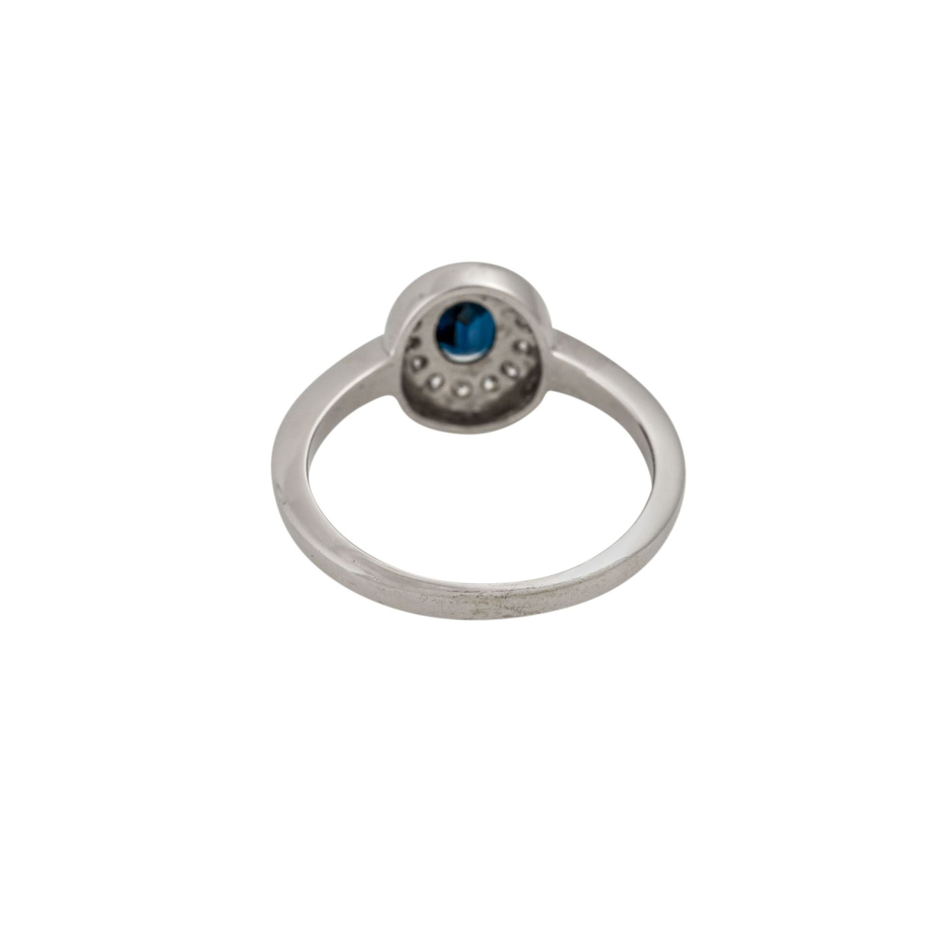 Ring mit oval facettiertem Saphir umgeben von Brillanten, zus. ca. 0,14 ct, - Bild 4 aus 4