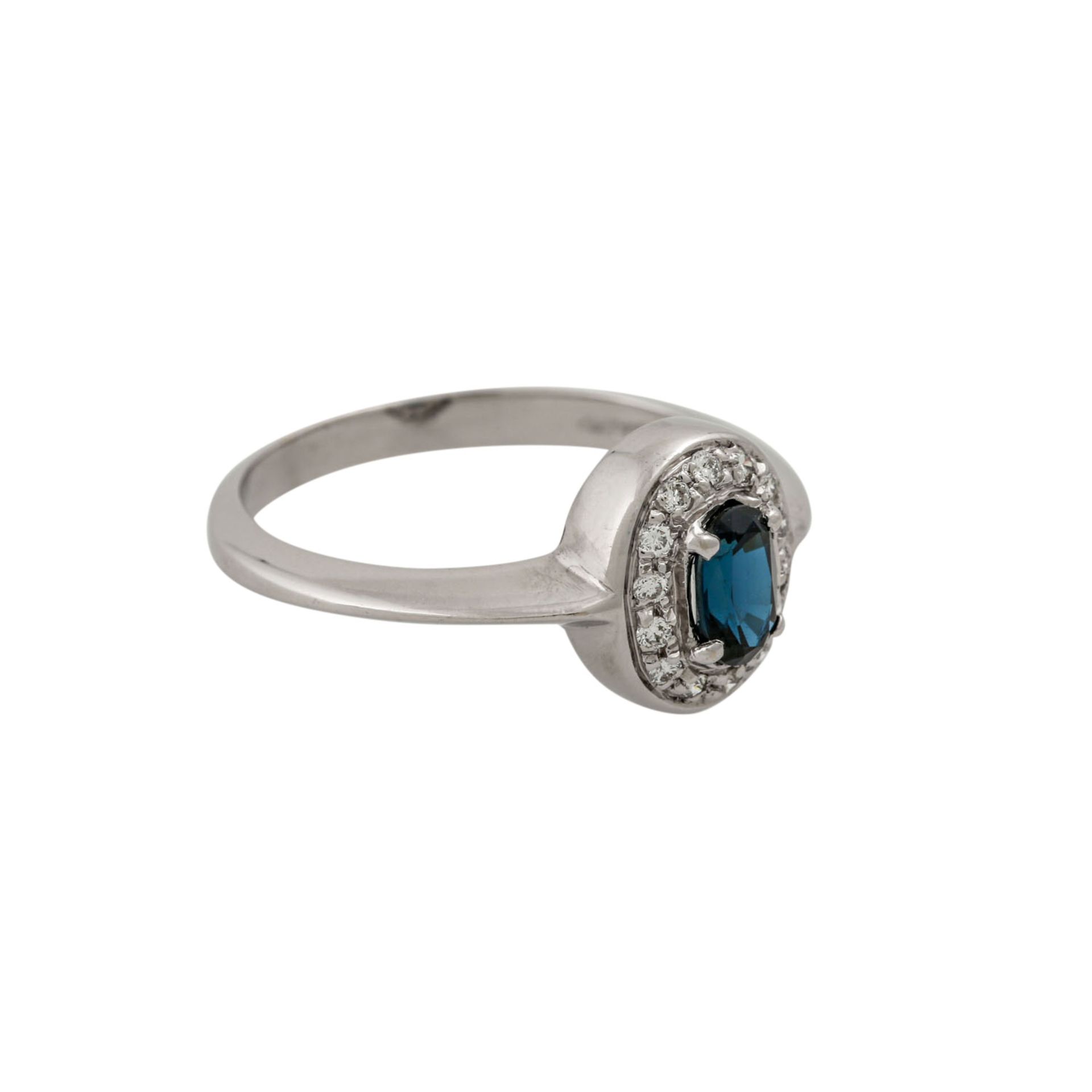 Ring mit oval facettiertem Saphir umgeben von Brillanten, zus. ca. 0,14 ct,