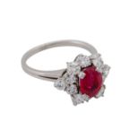 Ring mit Rubin, entouriert von 12 Brillanten, zus. ca. 1,2 ct,