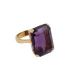 Ring mit großem Amethyst im achteckigen Treppenschliff