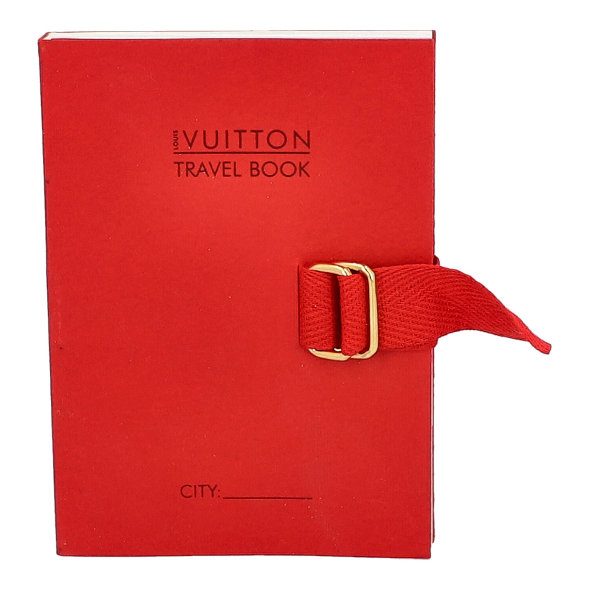 LOUIS VUITTON Travel Book, NP.: 45,-€.Roter Einband, goldfarbene Hardware, cremefarbene Seiten,