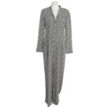 CHANEL Jumpsuit, Gr. 38.100% Seide. Schwarzer Druck auf weißem Grund, Logo-Schriftzug im Druck,