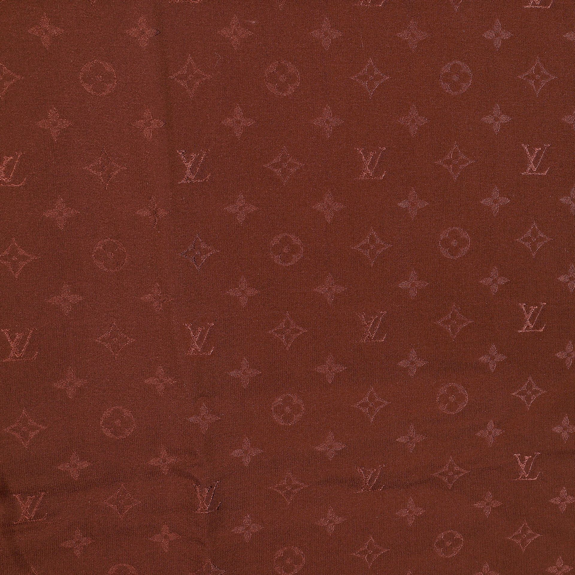 LOUIS VUITTON Seidencarré "MONOGRAM".100% Seide in Braun mit Monogram Muster und handrolliertem - Bild 2 aus 3