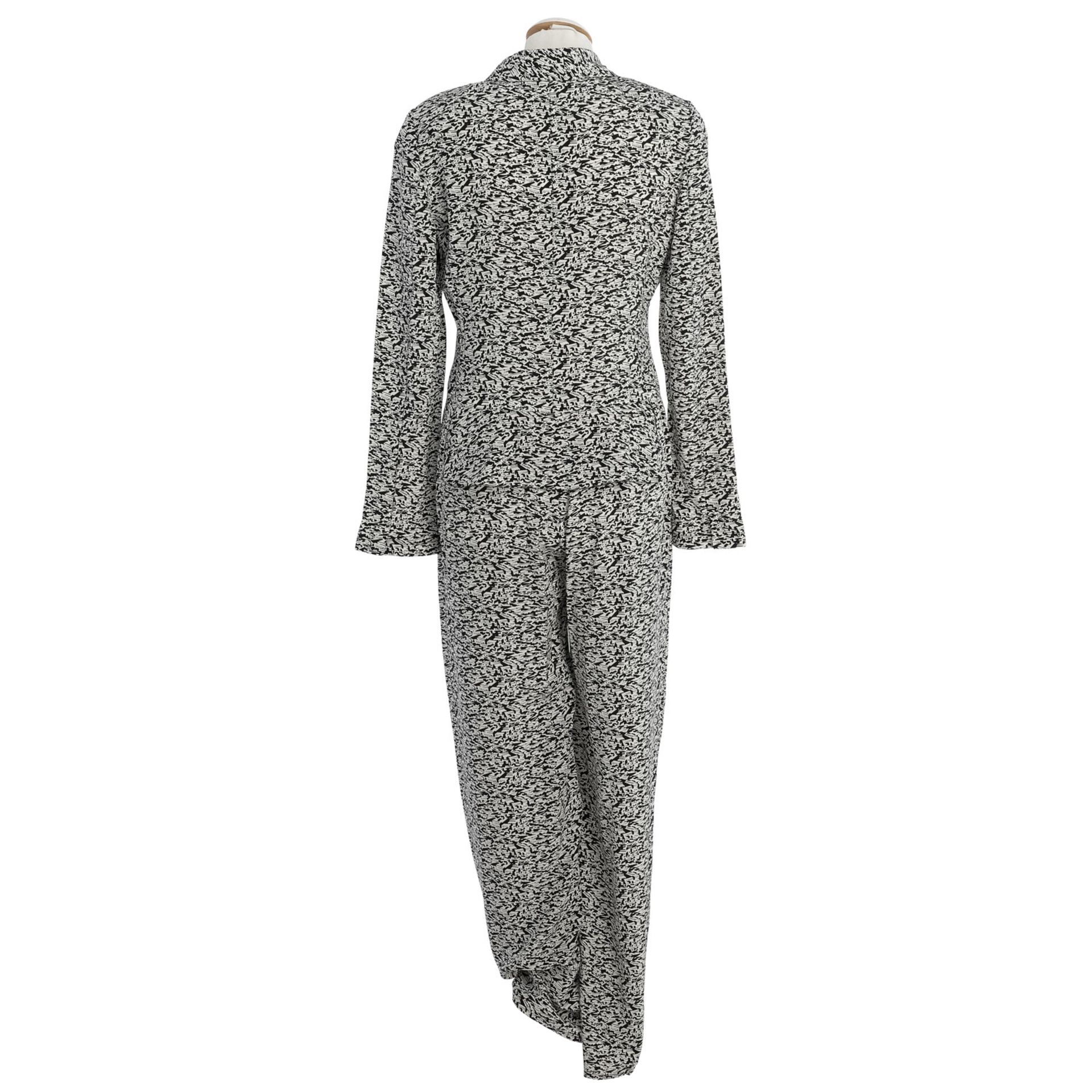 CHANEL Jumpsuit, Gr. 38.100% Seide. Schwarzer Druck auf weißem Grund, Logo-Schriftzug im Druck, - Bild 4 aus 5