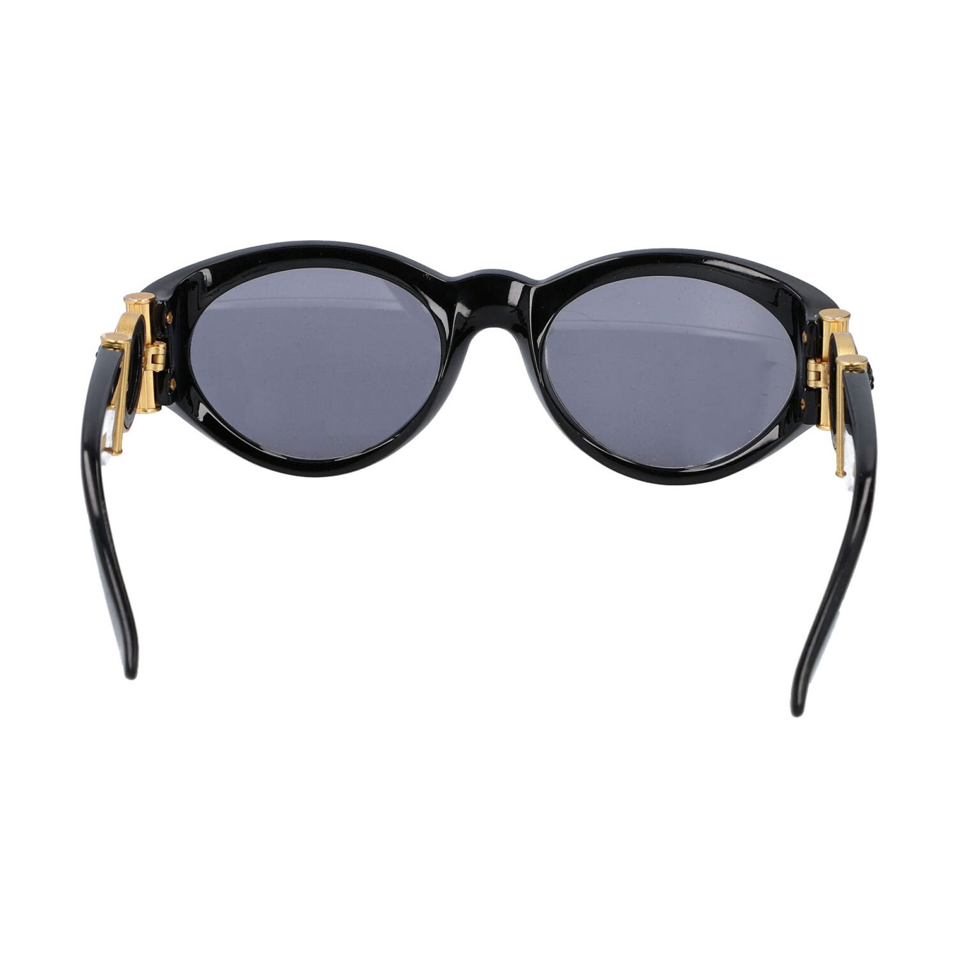 GIANNI VERSACE VINTAGE Sonnenbrille "MOD.617/B COL.852".Kunststoffgestell in Schwarz mit dekorativen - Bild 4 aus 4