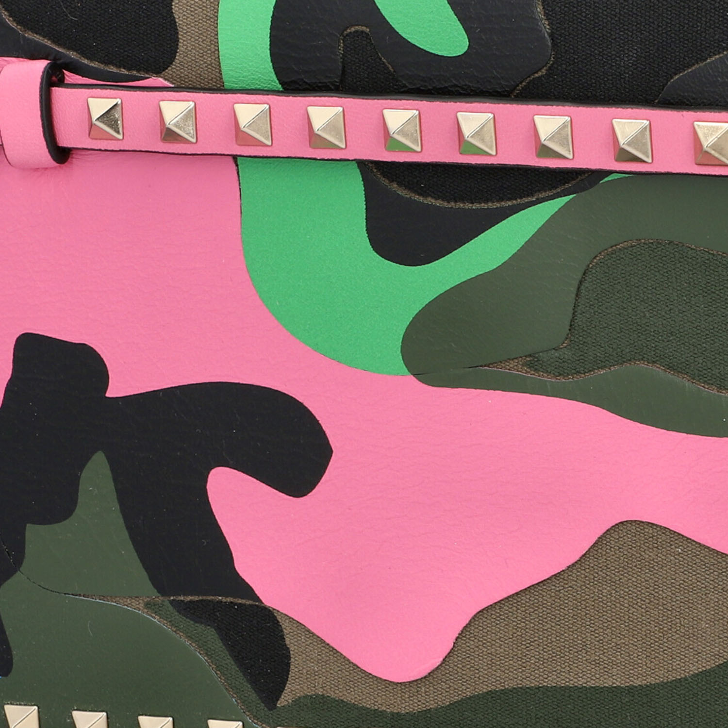 VALENTINO Clutch "ROCKSTUD".Camouflage Multicolor Serie mit goldfarbenem Nietenbesatz, Zwei - Image 7 of 8