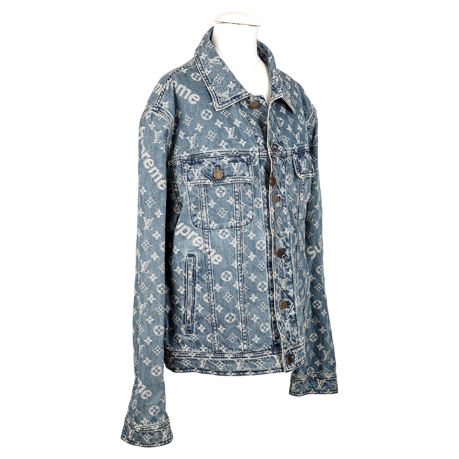 LOUIS VUITTON x SUPREME Jeansjacke "JACQUARD DENIM TRUCKER JACKET", Gr. 52. - Bild 2 aus 4