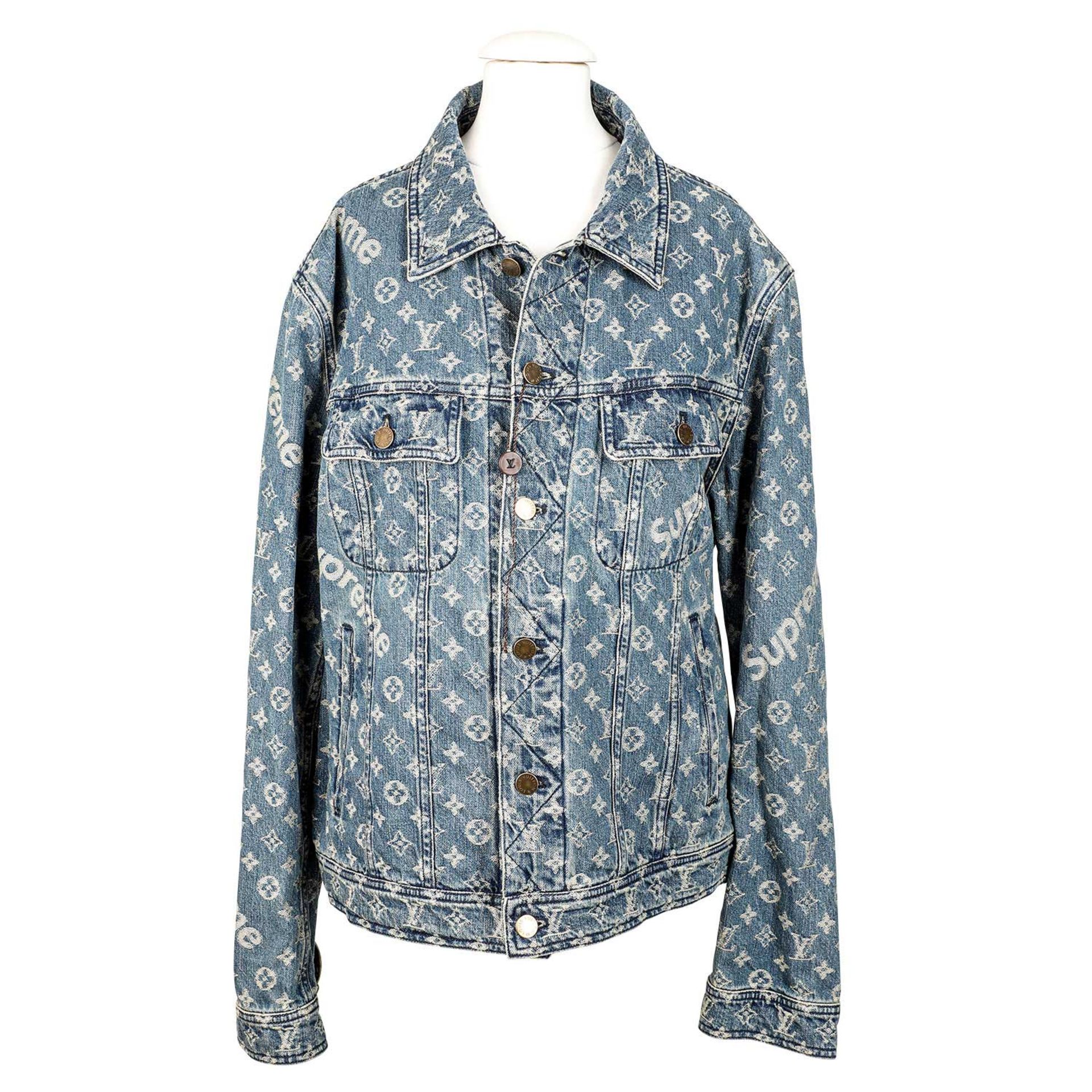 LOUIS VUITTON x SUPREME Jeansjacke "JACQUARD DENIM TRUCKER JACKET", Gr. 52.