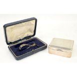 Silver mounted cigarette box with engine turned decoration, together with a cased silver pusher, (2)