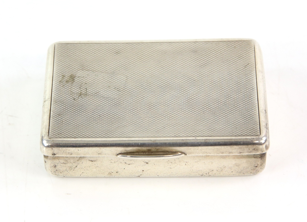 Silver table top snuff box with engine turned finish to top and base by T D and S, Birmingham 1947.