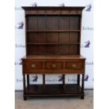 Early 20th century oak dresser . Base: 85 x 124 x 44 cmOverall height 185 cm Variation of colour