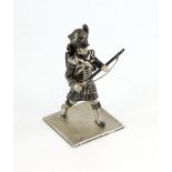 Silver model of a 42nd Highlander (black watch) soldier, Sheffield 1975. 6 cm high