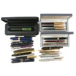 Collection of fountain pens to include Parker Lucky Curve in green mottled finish, Parker 21, Parker