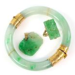 Vintage carved jade plaque ring, the mount, 14 ct gold, ring size P, a pendant carved with water