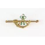 Early 20th C brooch in the form of a horn with ribbons, gold with green enamel, 15 ct, marks for