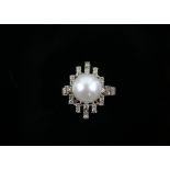 Vintage cocktail ring set with a large single pearl and satellite set diamonds, in 14 ct white and