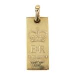 Gold ingot pendant, commemorating the silver jubilee 1952-1977, in 9 ct hallmarked London 1977,