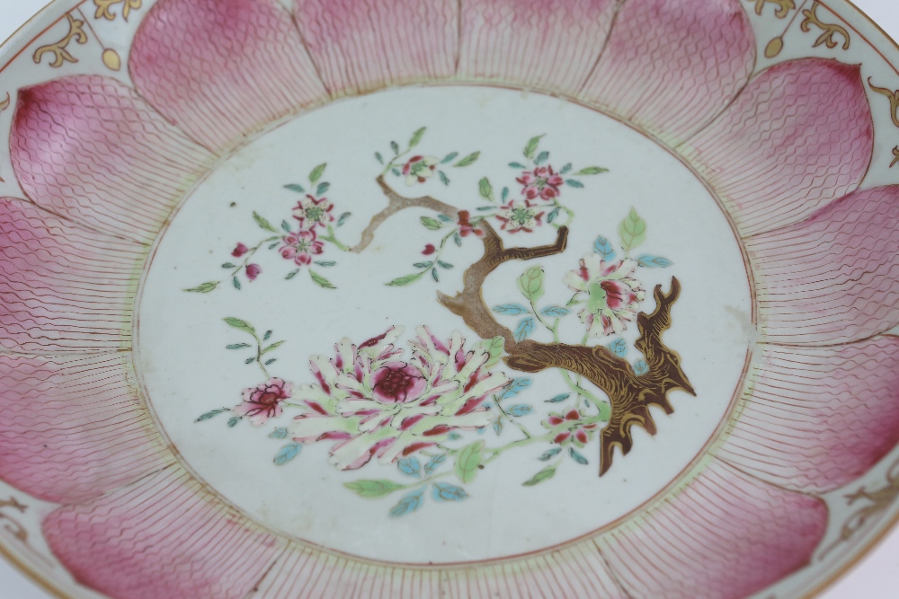 A set of five famille rose dishes; each one decorated with a central floral design surrounded by a - Image 19 of 23