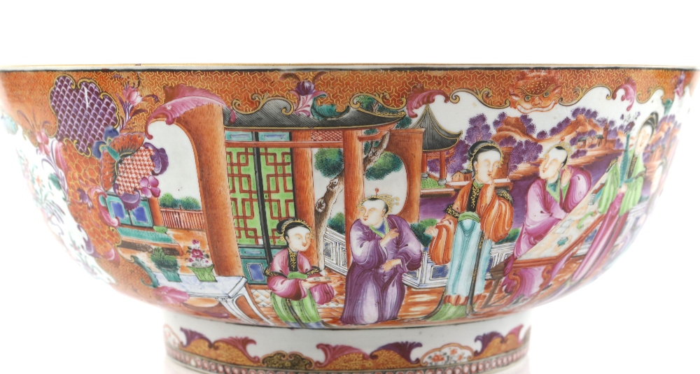 An elegant famille rose punch bowl, decorated with panels depicting Manchu/Chinese families; 33.5 cm - Image 5 of 10