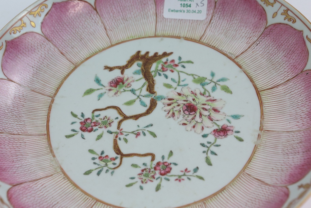 A set of five famille rose dishes; each one decorated with a central floral design surrounded by a - Image 3 of 23