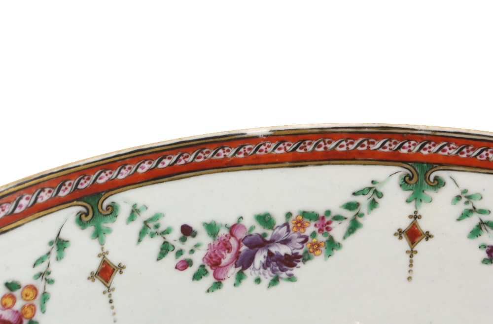 An elegant famille rose punch bowl, decorated with panels depicting Manchu/Chinese families; 33.5 cm - Image 4 of 10