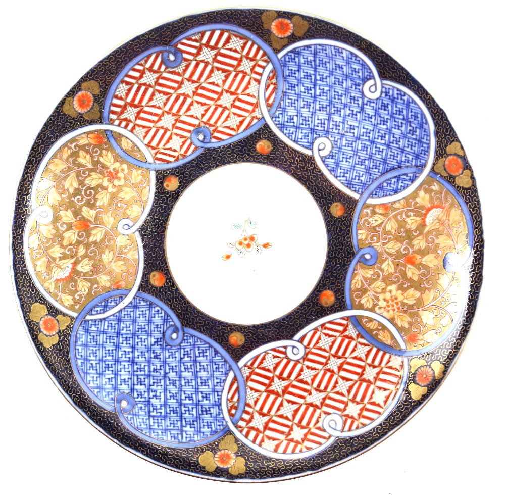 An Arita style blue and white/sometsuke dish of circular form, decorated with trapezoid-shaped - Image 4 of 9