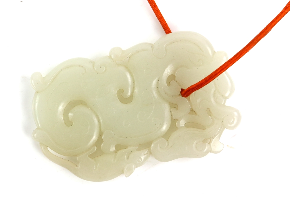 A green jade pendant [or other object], carved as a rat climbing up beside a dragon; 7.5 cm high, - Image 4 of 4