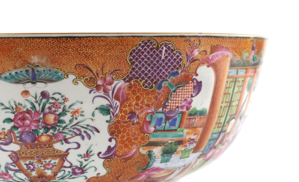 An elegant famille rose punch bowl, decorated with panels depicting Manchu/Chinese families; 33.5 cm - Image 6 of 10