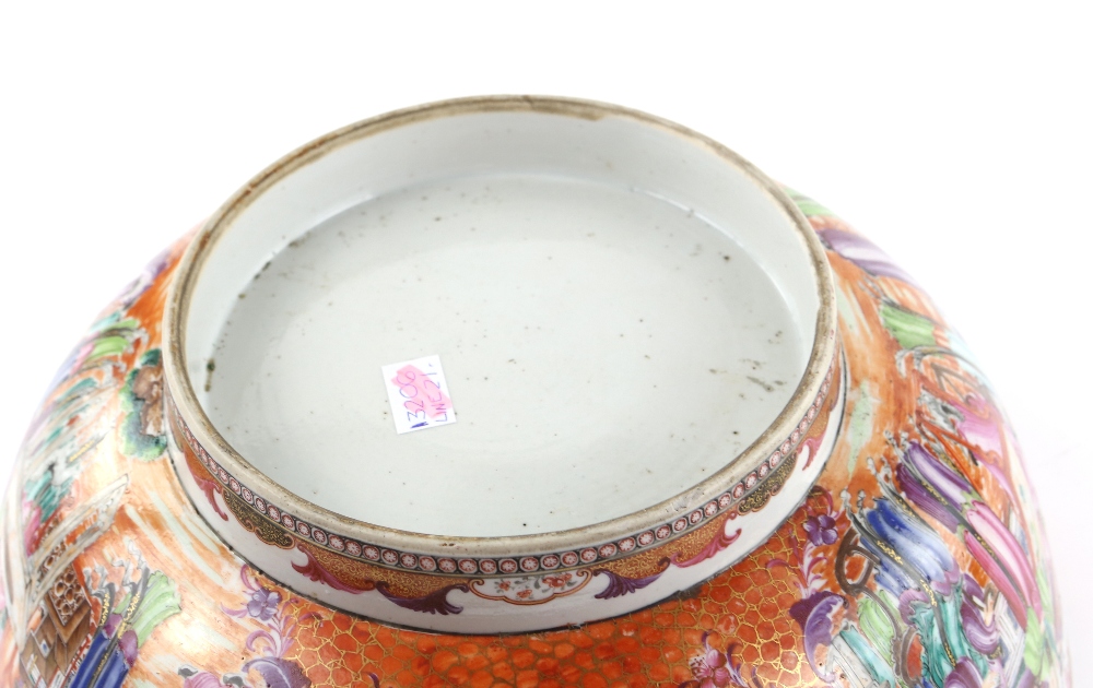 An elegant famille rose punch bowl, decorated with panels depicting Manchu/Chinese families; 33.5 cm - Image 8 of 10