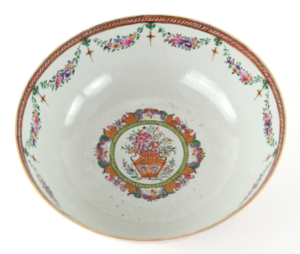 An elegant famille rose punch bowl, decorated with panels depicting Manchu/Chinese families; 33.5 cm - Image 2 of 10