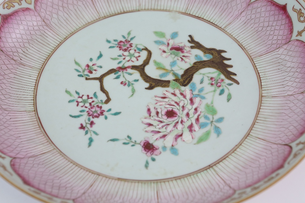 A set of five famille rose dishes; each one decorated with a central floral design surrounded by a - Image 8 of 23